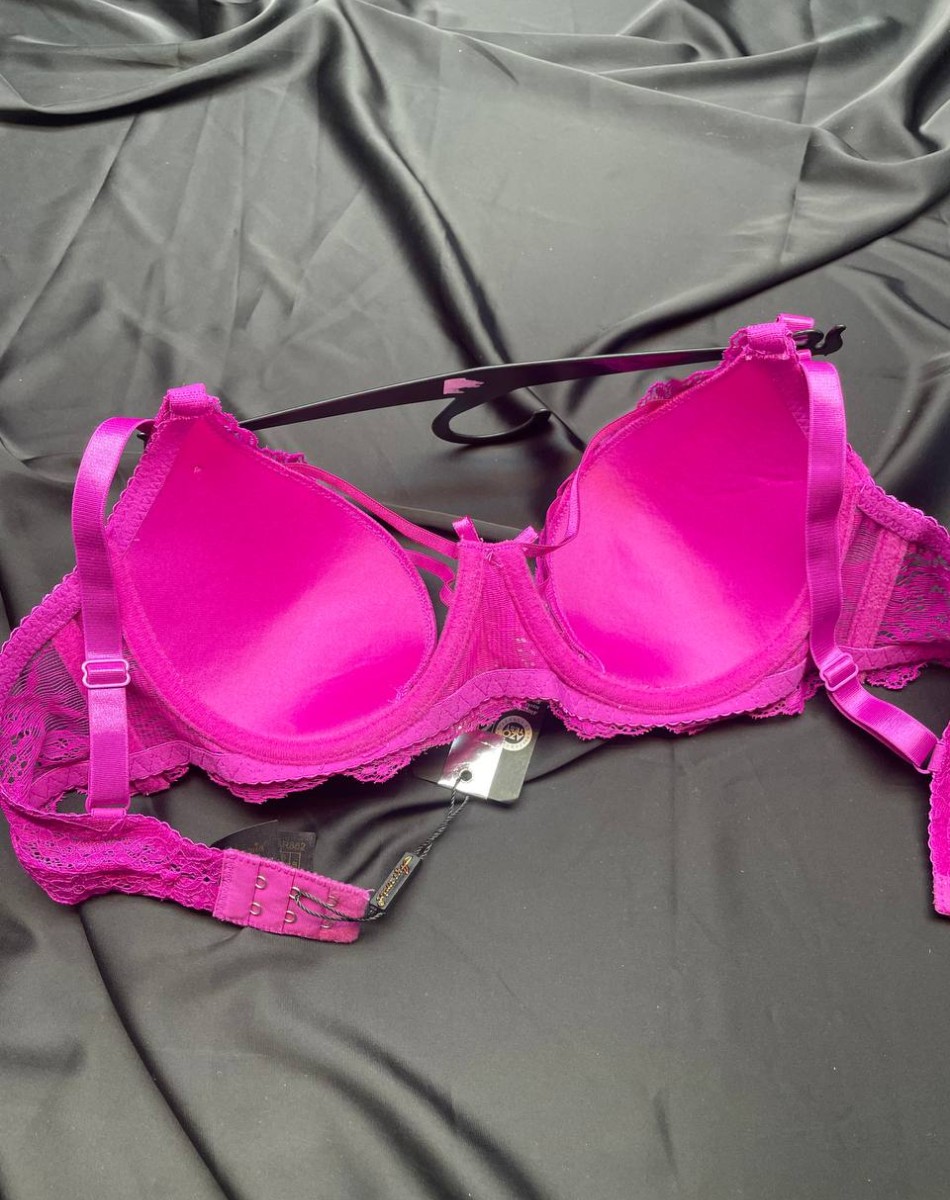 862 İÇİ BOŞ B KAP BALENLİ ÇAPRAZ DANTELLİ SÜTYEN